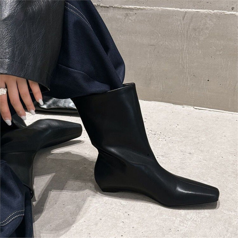 Damen halbhohe Veloursleder-Stiefel mit spitzer Zehenform und flacher Keilsohle Shop Nory