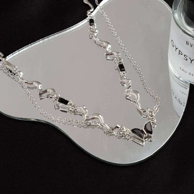 Damen Kette mit elegantem Wellenmuster und hochwertigen Steinakzenten Shop Nory