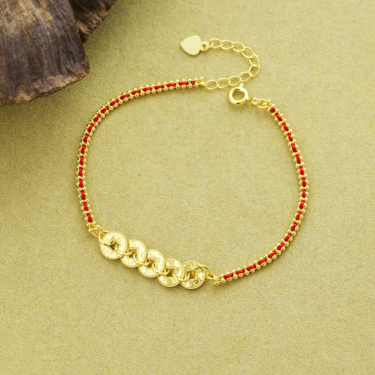 Damen kunstvolles Armband mit goldenem Münzdesign und roten Akzentperlen Shop Nory