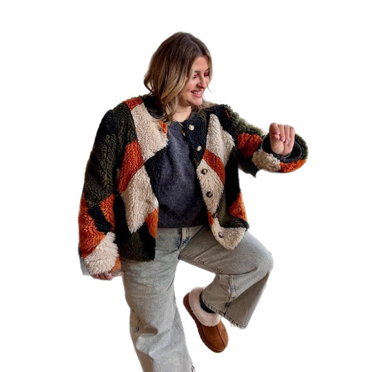 Damen Kurz geschnittene Patchwork‑Teddyjacke mit strukturierter Schlingenfaser und Druckknopfleiste Shop Nory