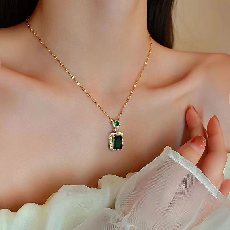Facettiertes simulierter Edelstein Halo Anhänger Halskette und Cocktailring und Tropfohrringe Set mit Mikro Pavé Kristallen