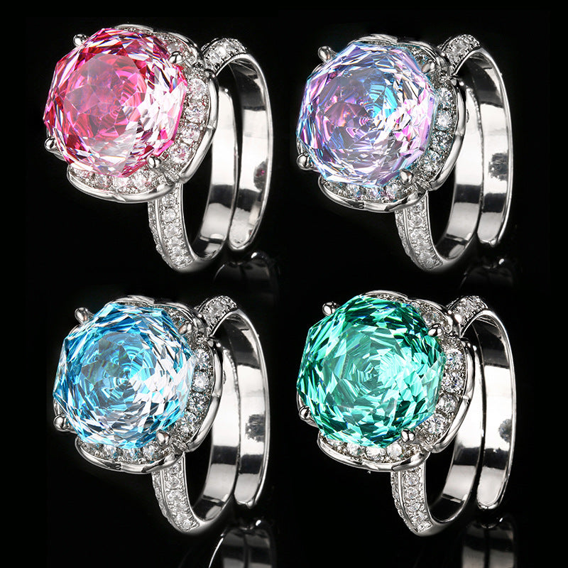 Luxuriöser Cocktailring aus Sterlingsilber mit Halo, großem facettiertem synthetischen Edelstein und Pavé-Band