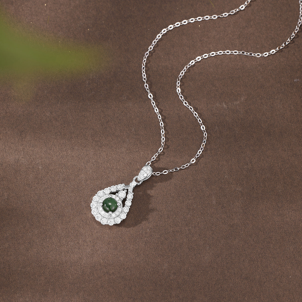 Damen exquisite Halskette mit grünem Jade-Anhänger und funkelnden Kristallen Shop Nory