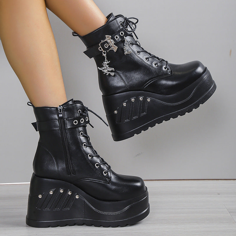 Damen nan Gothic Plateau-Stiefelette mit Schnürung, Ösenriemen und Anhänger-Details Shop Nory