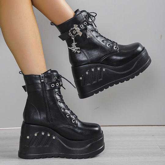 Damen nan Gothic Plateau-Stiefelette mit Schnürung, Ösenriemen und Anhänger-Details Shop Nory