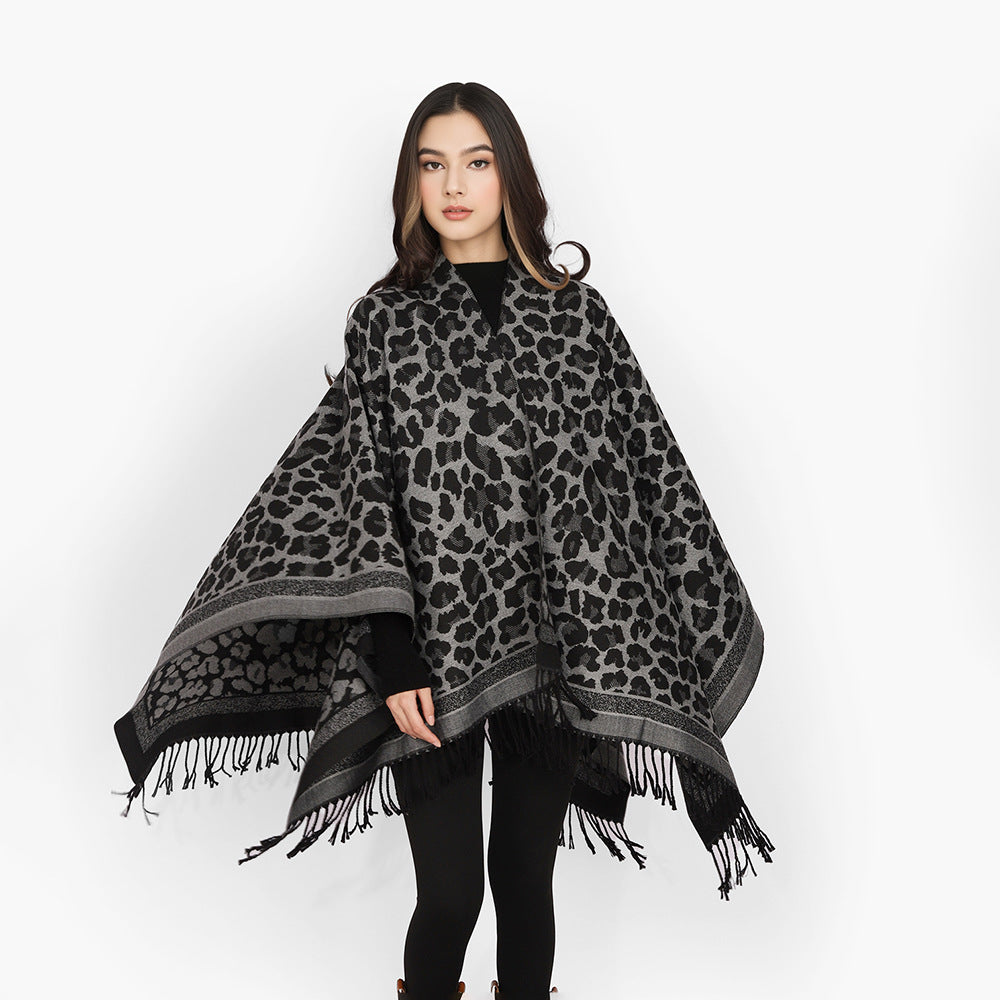 Damen Grobgewebter Überwurf im Denim‑Look mit tonigem Animal‑Jacquard und Fransensaum Shop Nory