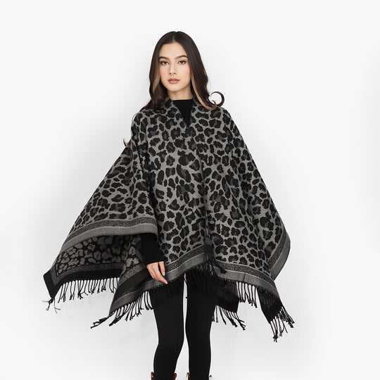 Damen Grobgewebter Überwurf im Denim‑Look mit tonigem Animal‑Jacquard und Fransensaum Shop Nory