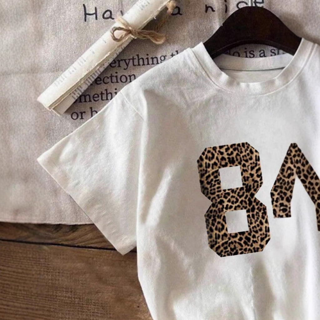 Damen T-Shirt mit kreativem Schriftzug im modernen Graffiti-Stil Shopnory