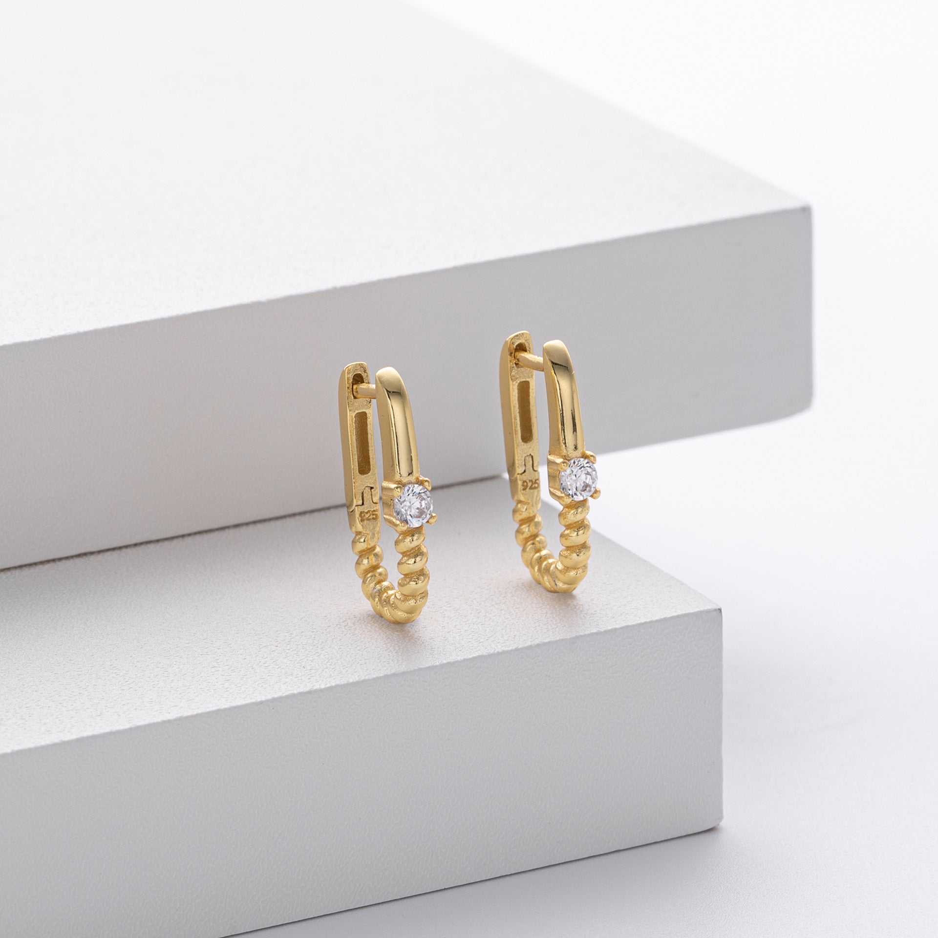 Damen Ohrhänger mit elegantem Twisted-Design und hochwertigem Zirkonbesatz Shop Nory