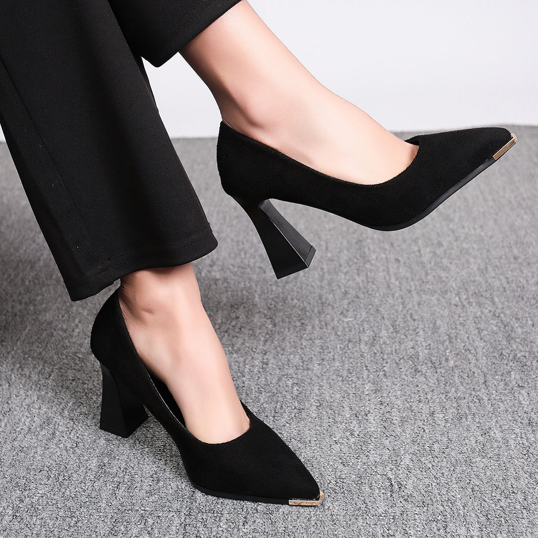 Damen Elegante spitz zulaufende Pumps mit skulpturellem Blockabsatz und goldener Zehenkappe Shop Nory