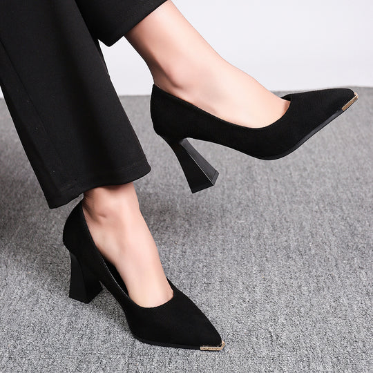 Damen Elegante spitz zulaufende Pumps mit skulpturellem Blockabsatz und goldener Zehenkappe Shop Nory