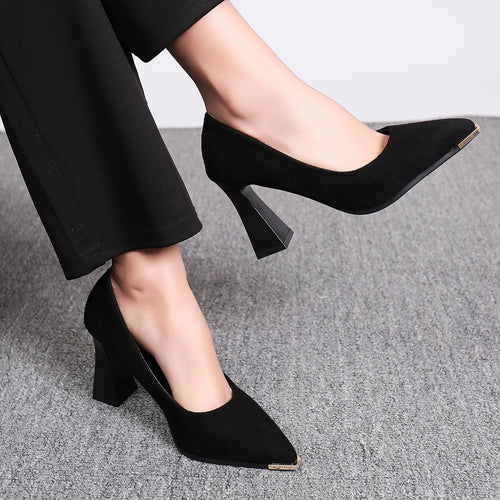 Damen Elegante spitz zulaufende Pumps mit skulpturellem Blockabsatz und goldener Zehenkappe Shop Nory