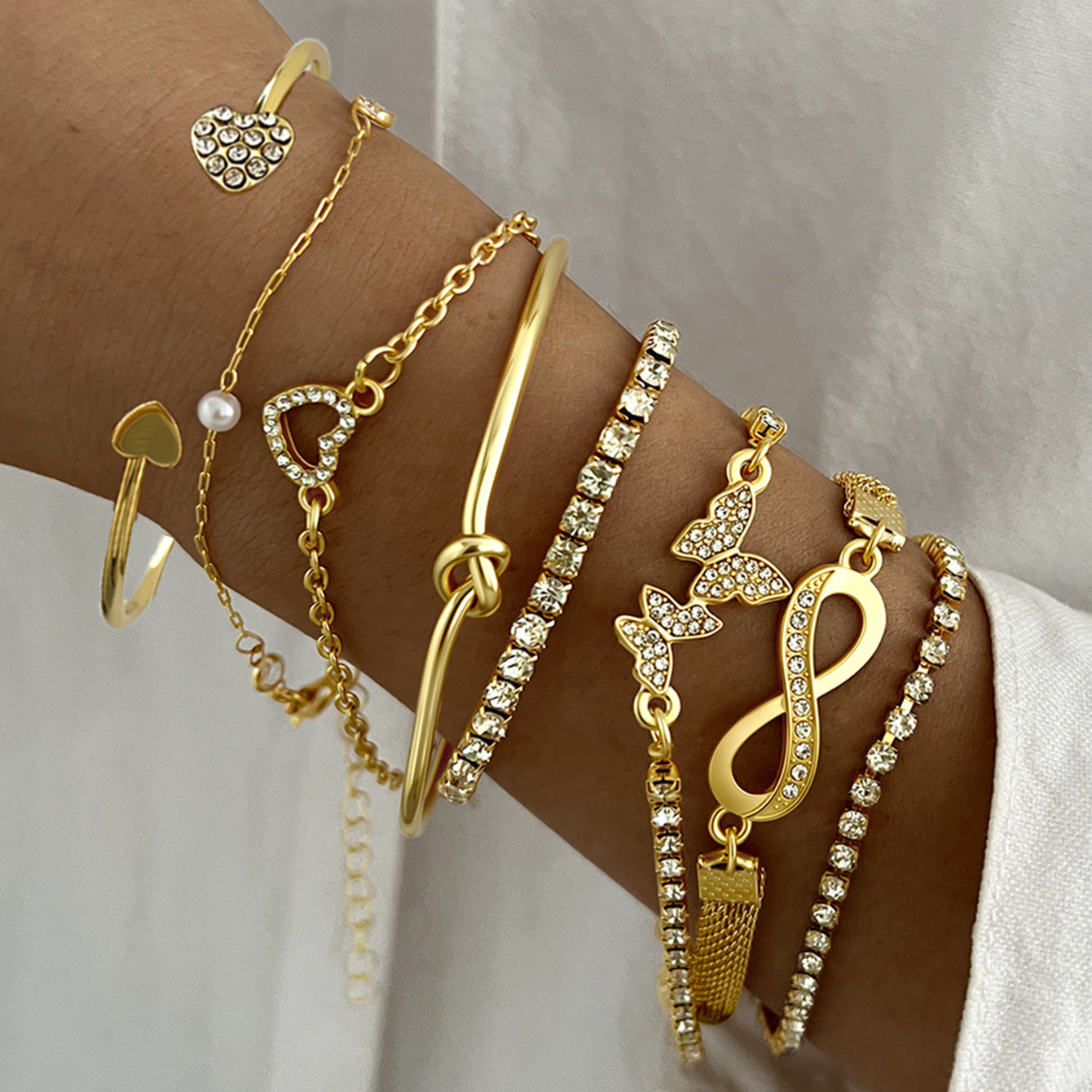 Damen Armreif-Set mit funkelnden Herzen und eleganten Elementen Shop Nory