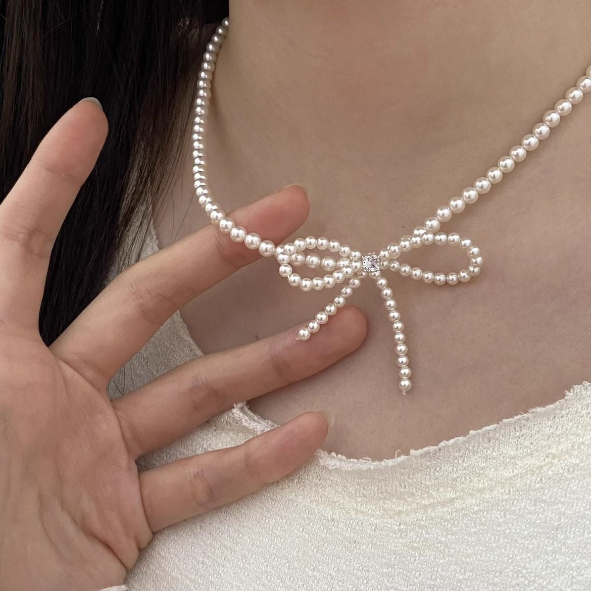Damen Halskette mit elegantem Schleifenanhänger und zarten Perlendetails Shop Nory