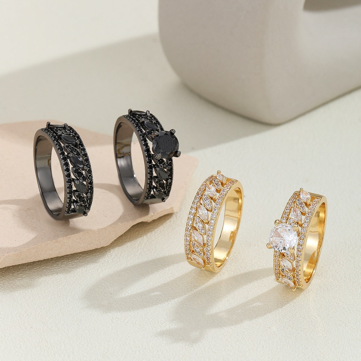 Damen extravaganter Ring mit funkelnden Zirkonia und floralen Akzenten Shop Nory
