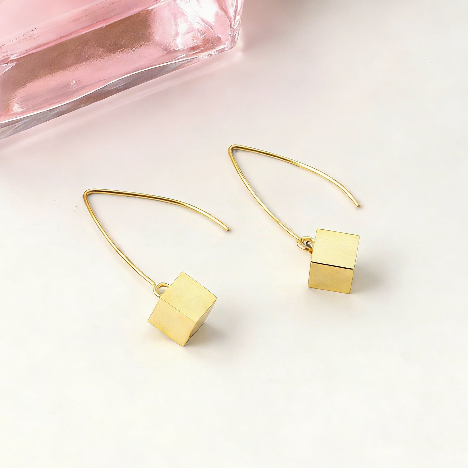 Damen Hängende Ohrstecker aus vergoldetem Edelstahl mit modernem Würfeldesign Shop Nory