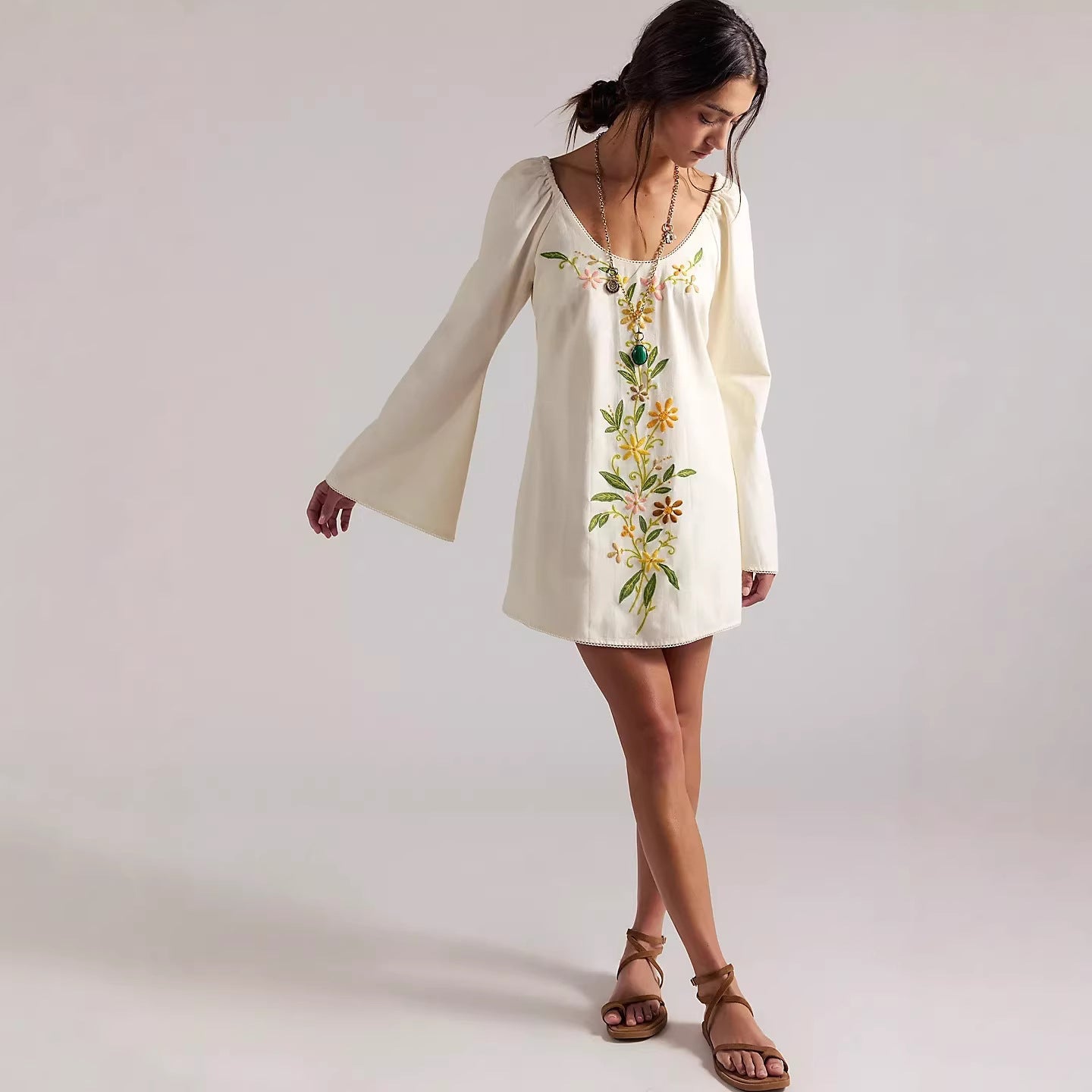 Damen Blusenkleid mit floralen Stickereien und weit ausgestellten Ärmeln Shopnory