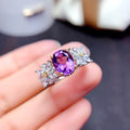Damenring mit facettiertem lila Edelstein und floralem Design Shop Nory