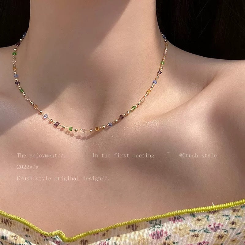Damen Halskette mit bunten Glasperlen und goldfarbener Detailverarbeitung Shop Nory