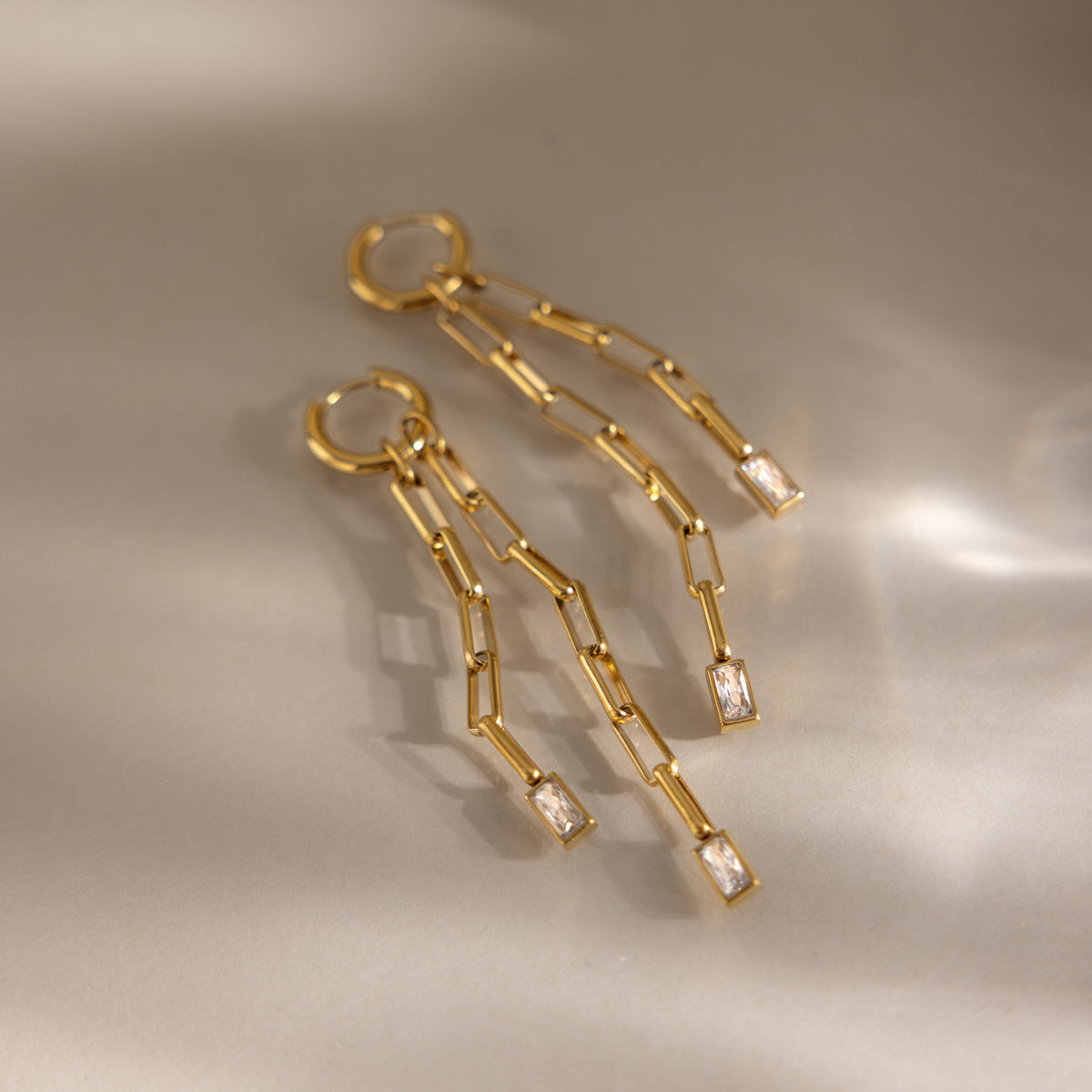Damen Ohrhänger mit elegantem Ketten-Design und funkelnden Zirkonia Shop Nory