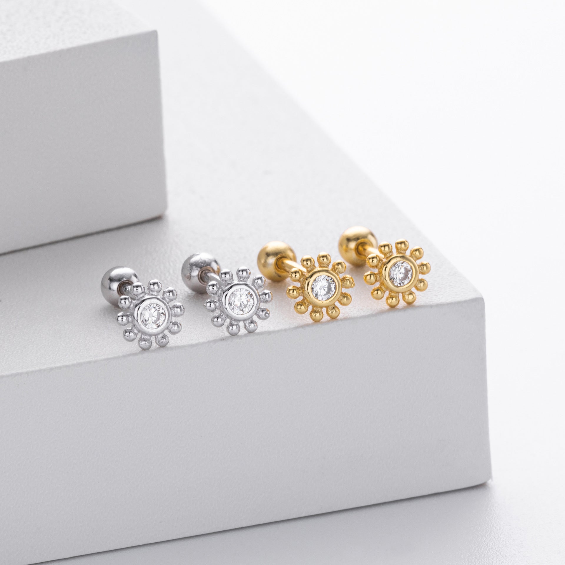 Damen Ohrstecker im floralen Design aus 925 Sterling Silber mit funkelndem Zirkon Shop Nory