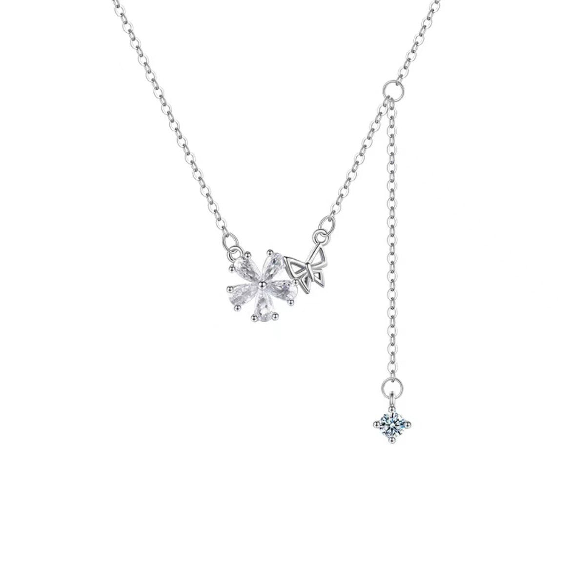 Damen Halskette mit funkelndem Blumenanhänger und zartem Design Shop Nory