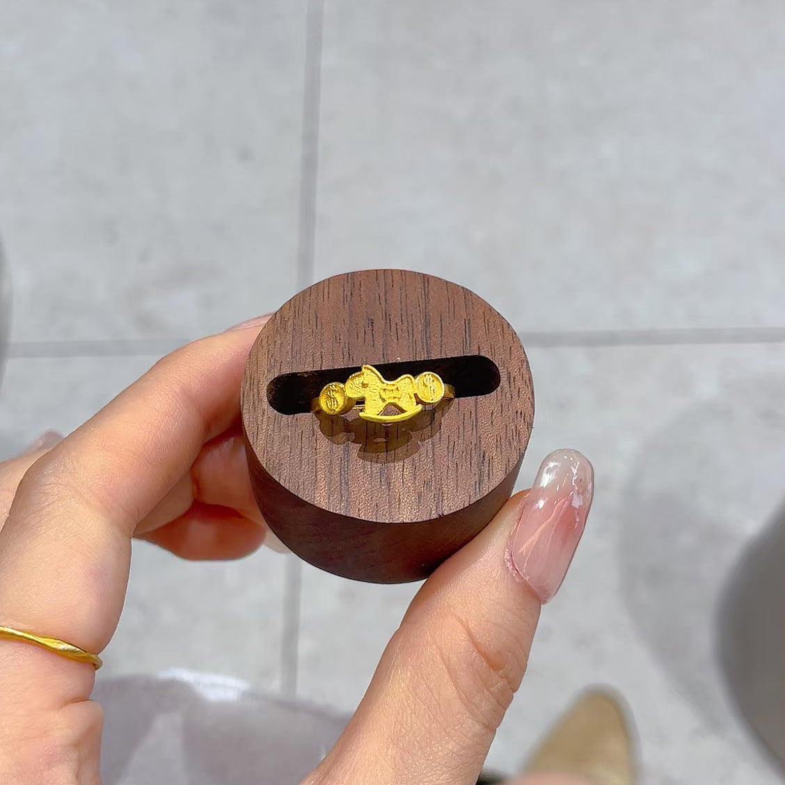 Damen kreativer Ring mit verspieltem Pferdemotiv und Geldsymbolen Shop Nory