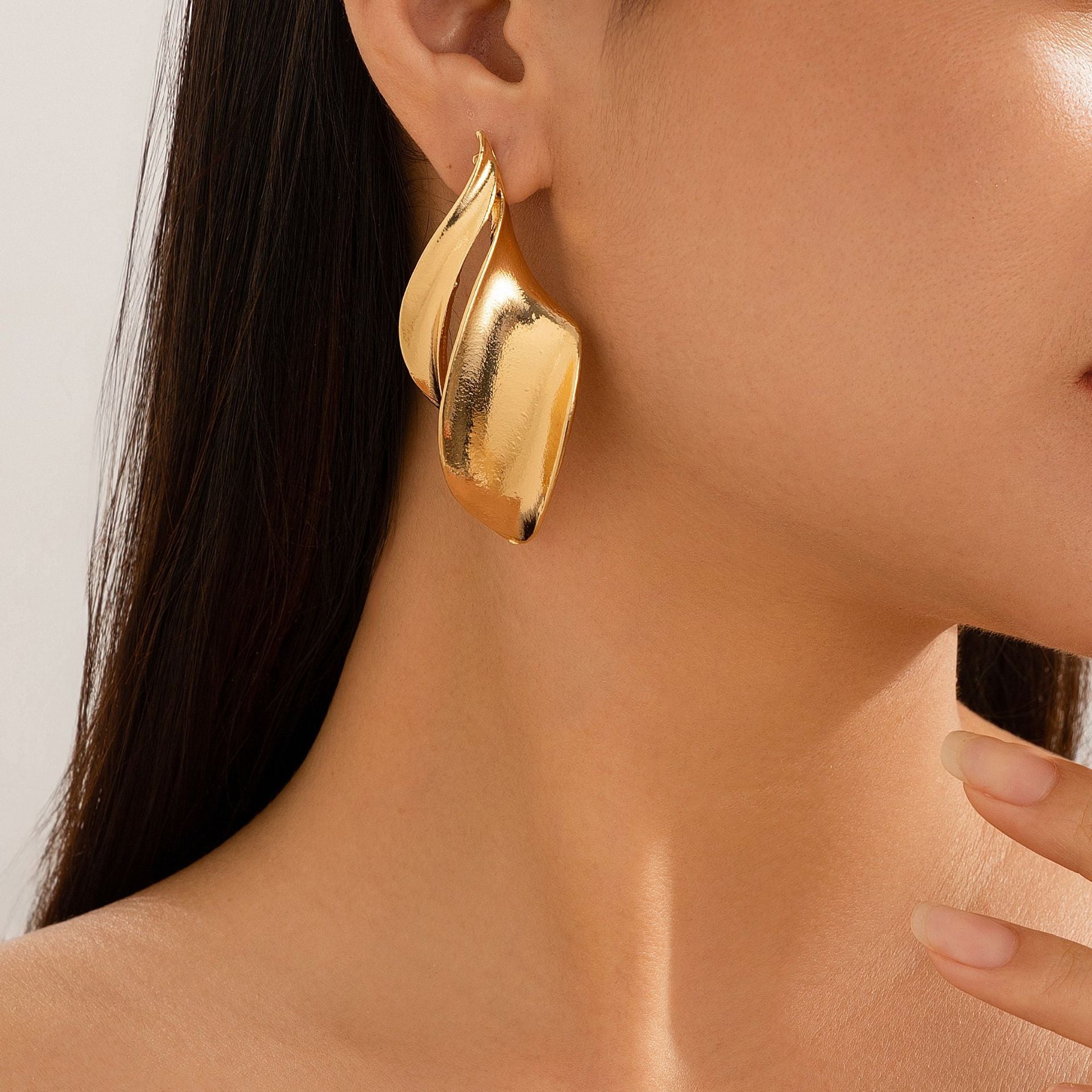 Damen Statement-Ohrringe mit elegantem Schwung