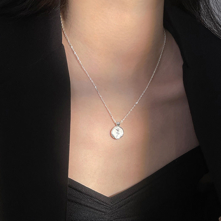 Damen Elegante und filigrane Halskette mit graviertem Anhänger Shop Nory