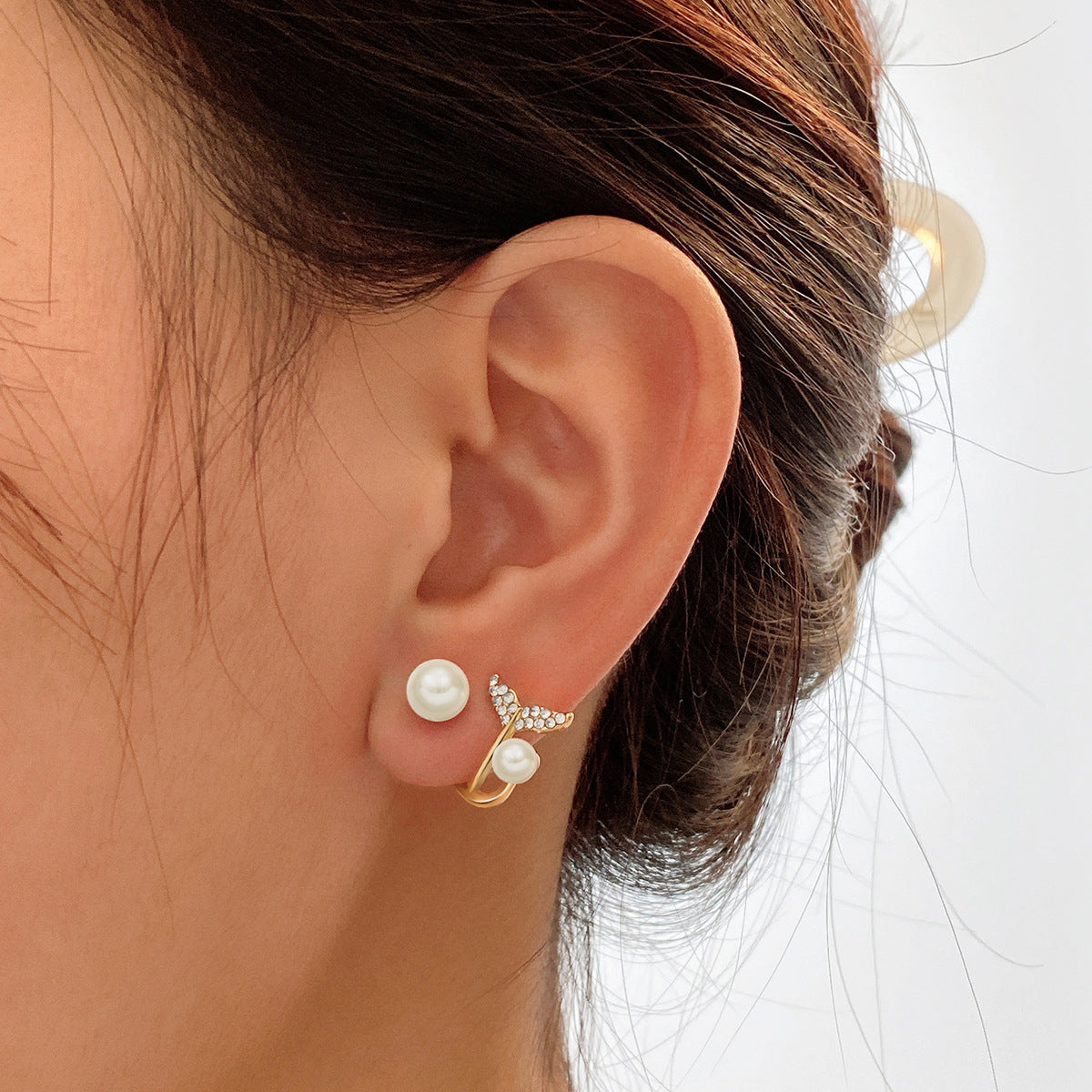 Damen Ohrringe mit funkelnden Blüten-Designs und Perlen-Details Shop Nory