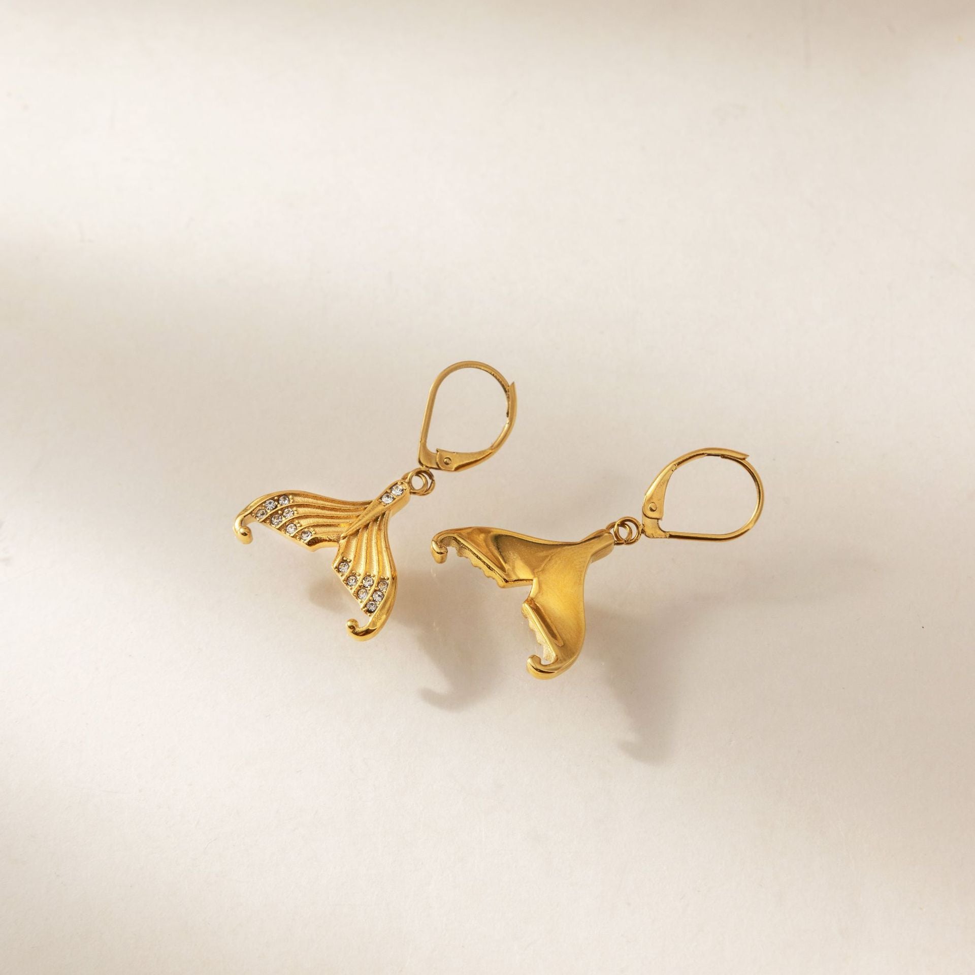 Damen Ohrhänger im eleganten Design mit muschelförmigem Anhänger und Zirkonia Besatz Shop Nory