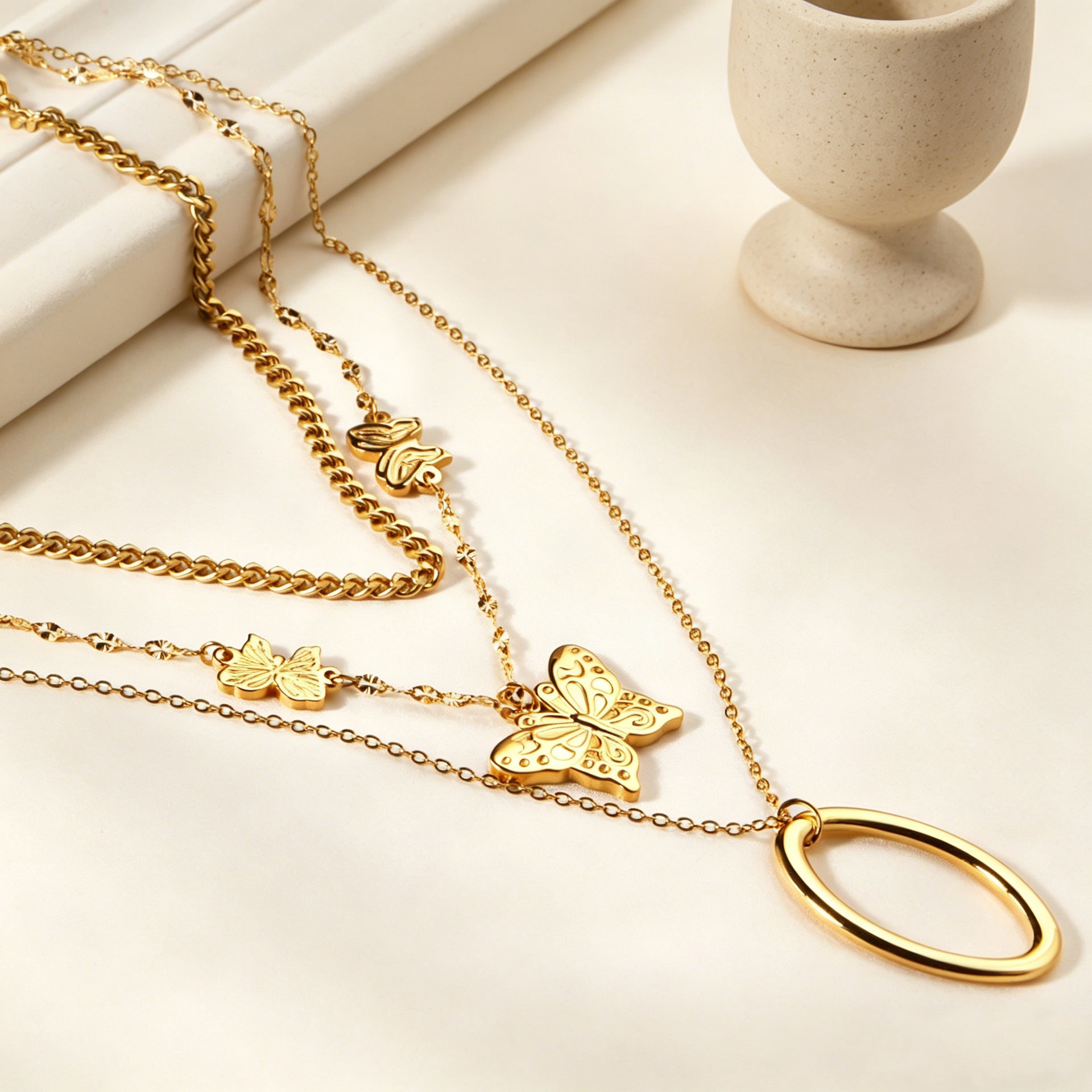 Damen mehrlagige Halskette mit goldplattierten Schmetterlingsanhängern und eleganten Edelstahl-Details Shop Nory