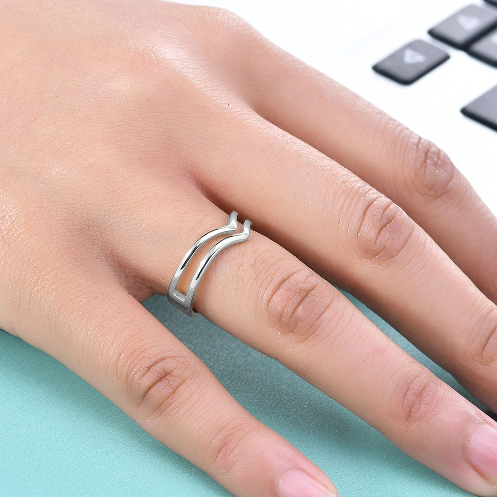 Damen Ring mit modernem, geschwungenem Design und funkelnden Akzenten Shop Nory
