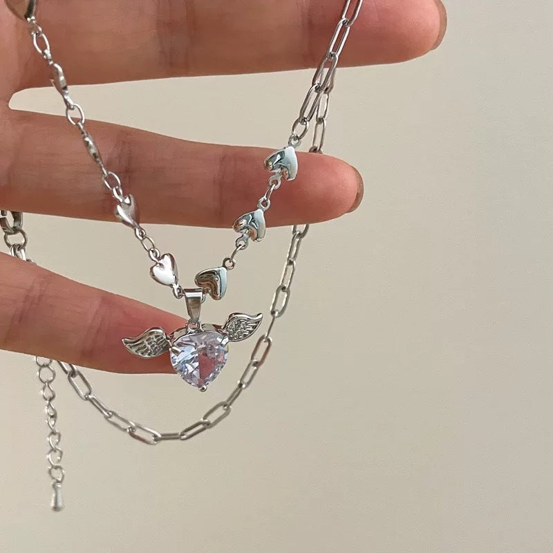 Damen Halskette mit herzförmigem Anhänger und zarten Flügeln Shop Nory
