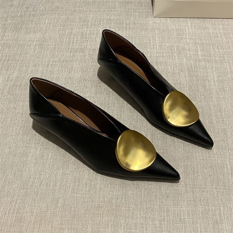Damen Spitz zulaufende flache Slipper aus Lederoptik mit großen runden Zierplatten Shop Nory