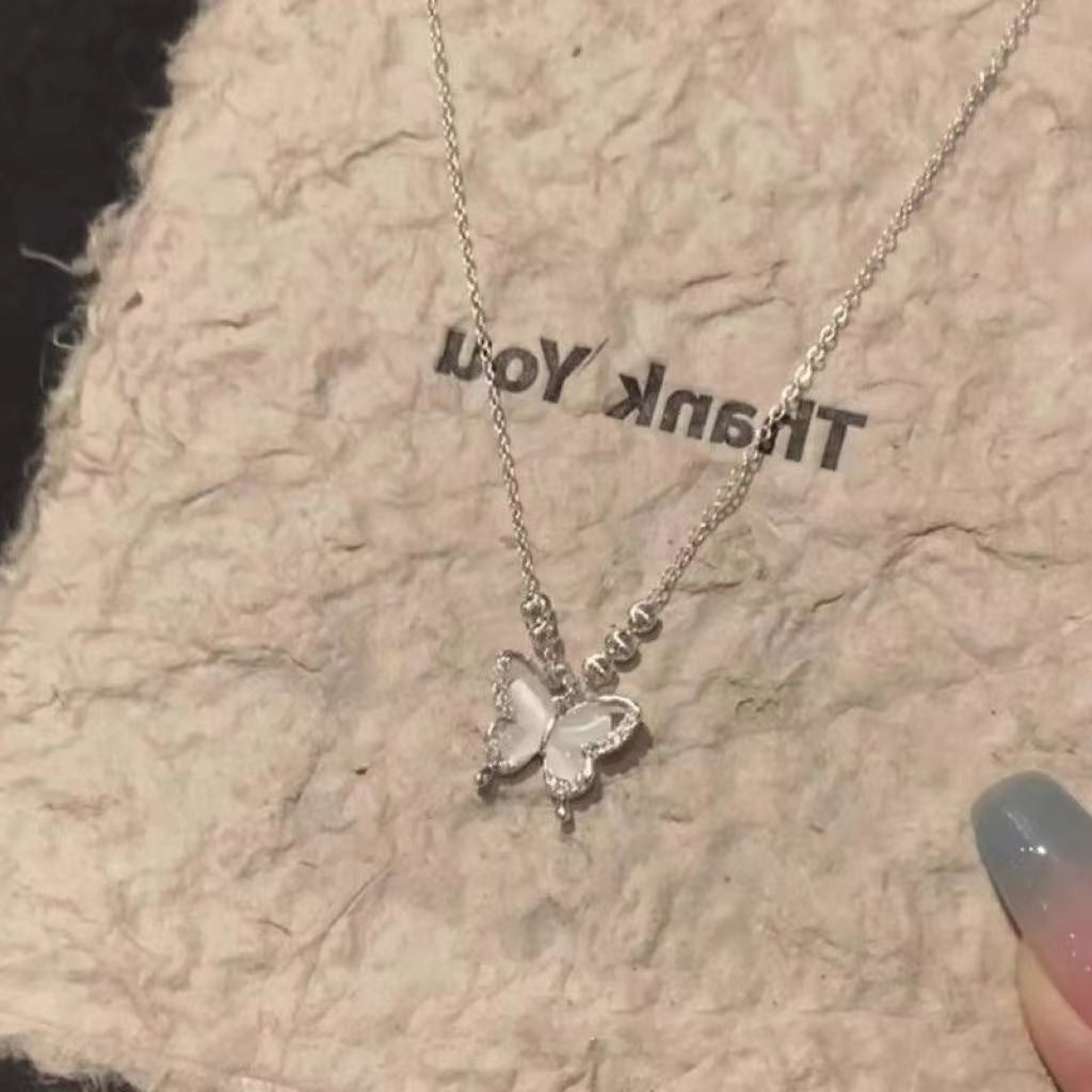 Damen Halskette mit kunstvollem Schmetterlingsdesign und funkelnden Akzenten Shop Nory