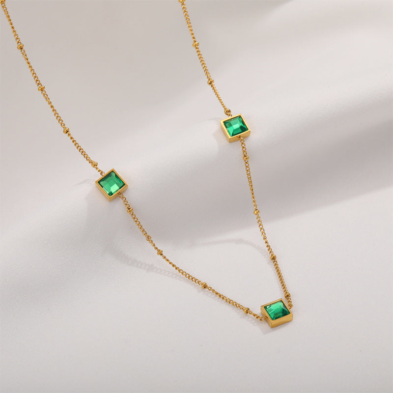 Damen Zierliche Goldkette mit geometrischen Rubin-Akzenten Shop Nory
