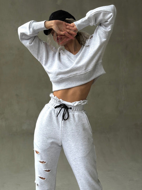 Damen kurzgeschnittenes Sweat-Set mit V-Ausschnitt, Rüschenbund Highwaist Jogginghose und Distressed-Details Shop Nory