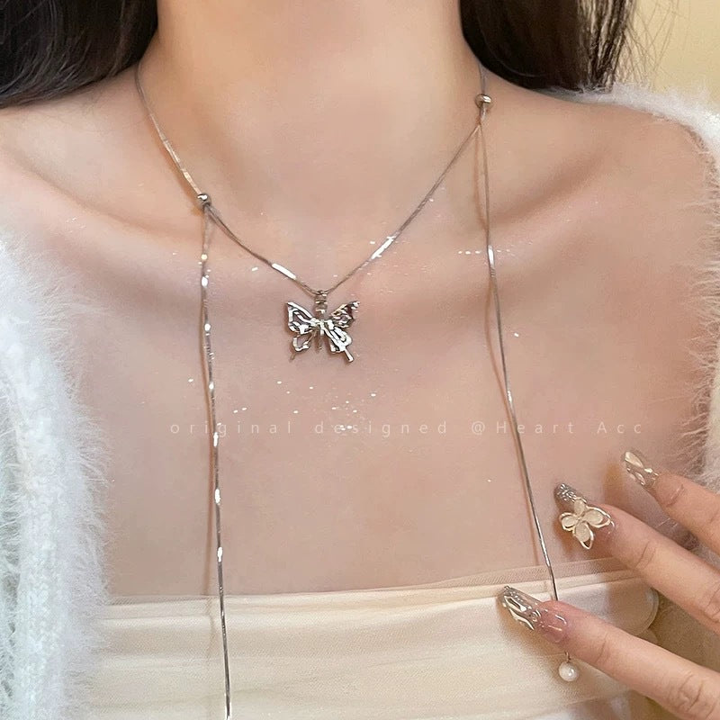 Damen Handkette mit filigranem Schmetterlingsdesign und zarten Perlenanhängern Shop Nory