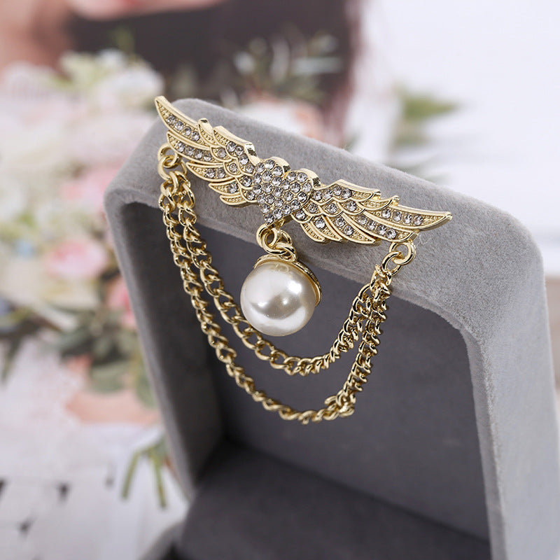 Perlenbrosche mit Flügelornament, Strassbesatz und Eleganten Doppelketten