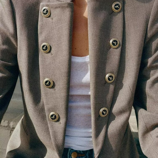 Damen Taillierter Cropped-Blazer mit Stehkragen und dekorativer Zierknopfleiste Shop Nory