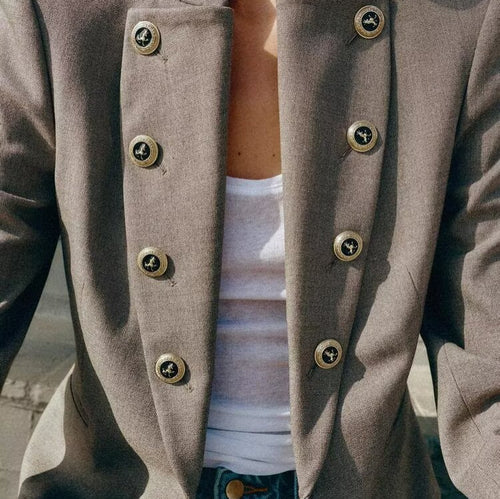 Damen Taillierter Cropped-Blazer mit Stehkragen und dekorativer Zierknopfleiste Shop Nory
