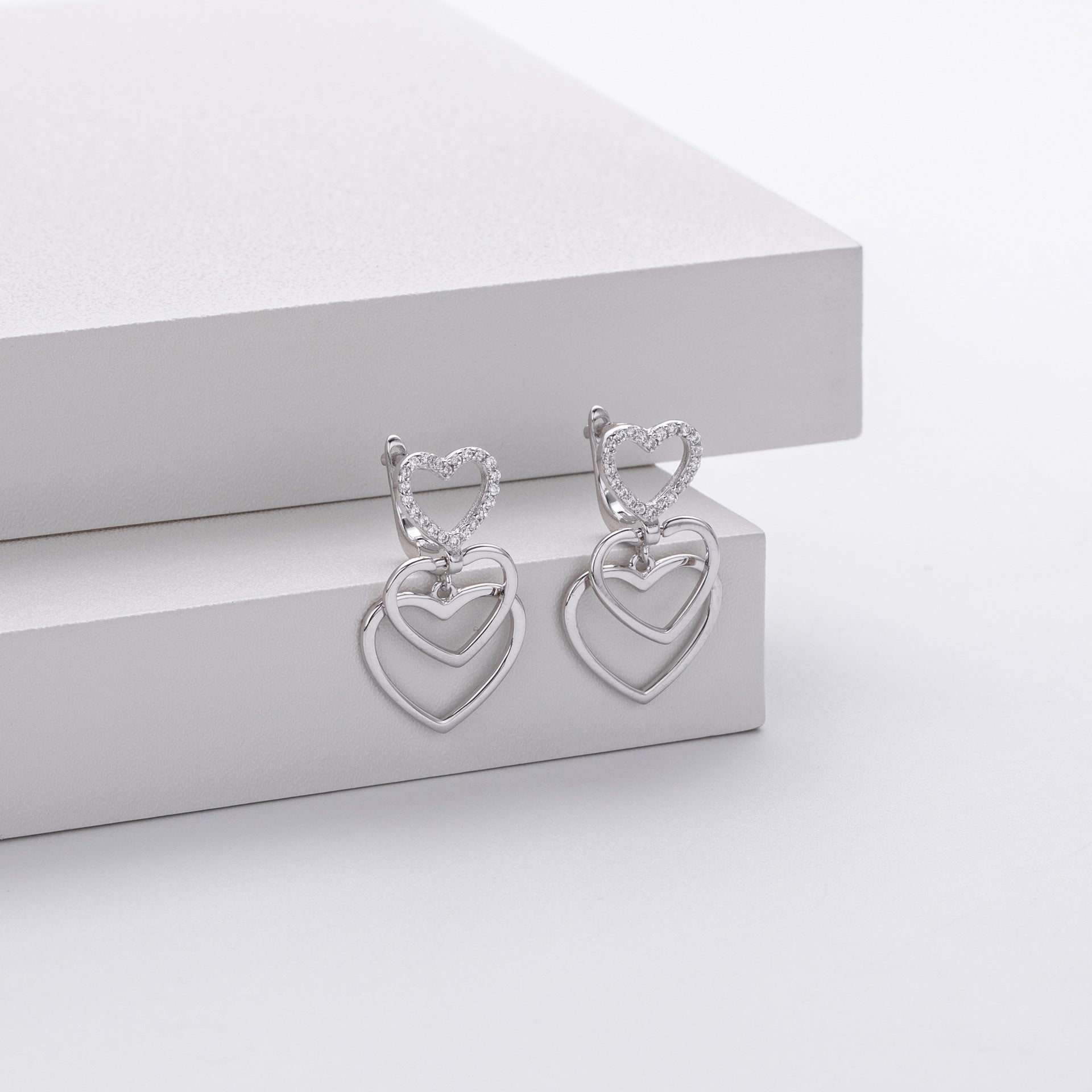 Damen Ohrhänger mit herzförmigem Design und funkelndem Zirkonbesatz Shop Nory
