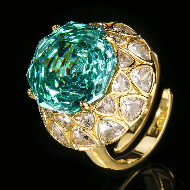 Luxus Cocktail Statement Ring mit übergroßem, facettiertem Mittelstein und tropfenförmigem Pavé-Kristall-Halo