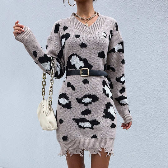 Damen Tailliertes Strickkleid mit V‑Ausschnitt, Fransenbund und Animal-Jacquard Shop Nory