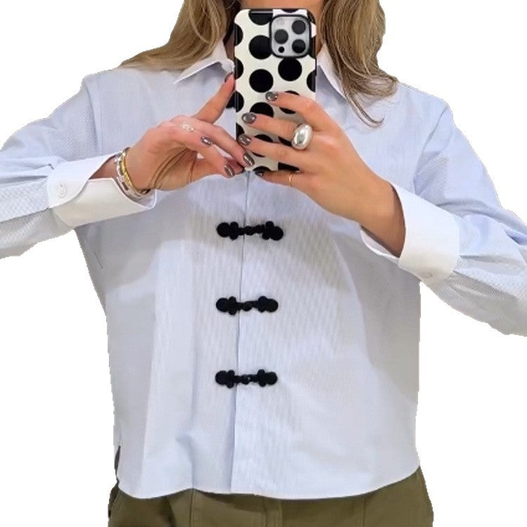 Damen Kurz geschnittene Popeline‑Hemdbluse mit Stehkragen und dekorativen Kordelknotenverschlüssen Shop Nory
