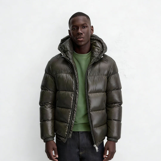 Herren nan steppte Kapuzenjacke mit glänzender Oberfläche, warmer Synthetikfüllung und Zweiwege-Reißverschluss Shop Nory
