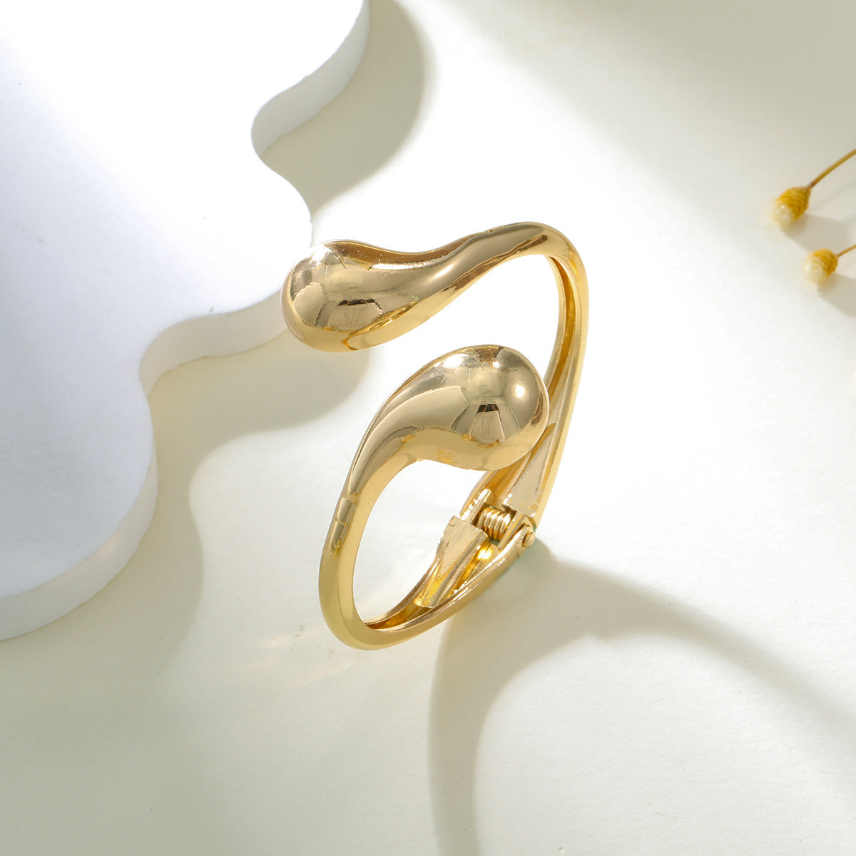 Damen Armspange im modernen, skulpturalen Gold-Design Shop Nory
