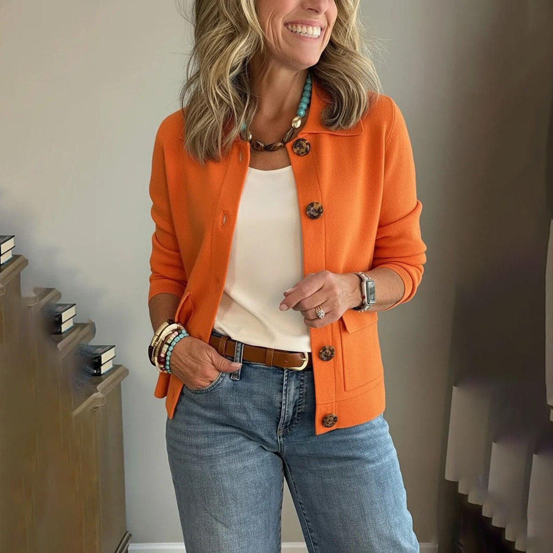 Damen Kurzstrickjacke mit Hemdkragen, aufgesetzten Taschen und Hornknöpfen Shop Nory
