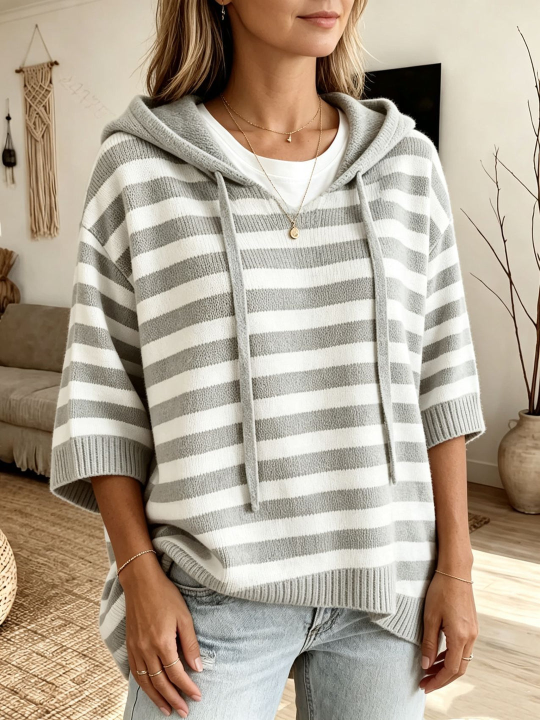 Damen Lässiger gestreifter Kapuzen-Poncho aus weichem Feinstrick mit halblangen Ärmeln Shop Nory